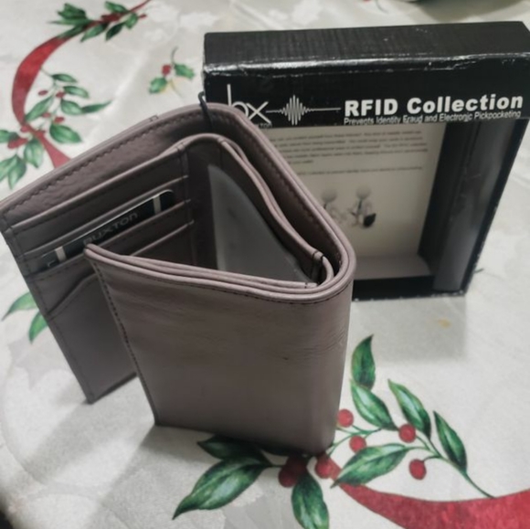 Buxton Radio Frequency Identification (RFID) wallet - Picture 4 of 4